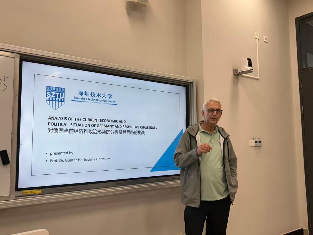标题: 霍夫鲍尔教授作专题讲座 - 说明 霍夫鲍尔教授作专题讲座