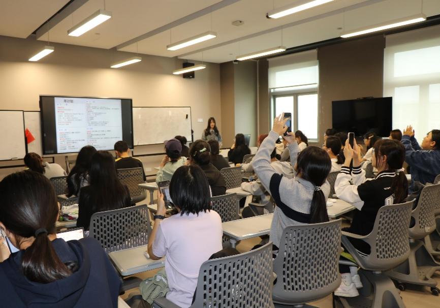 会议室里的人们AI 生成的内容可能不正确。