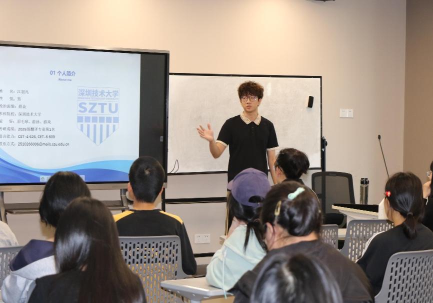 一群人在看电脑AI 生成的内容可能不正确。