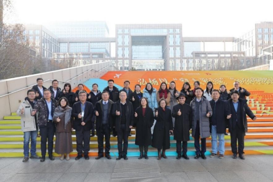 一群人站在一起AI 生成的内容可能不正确。