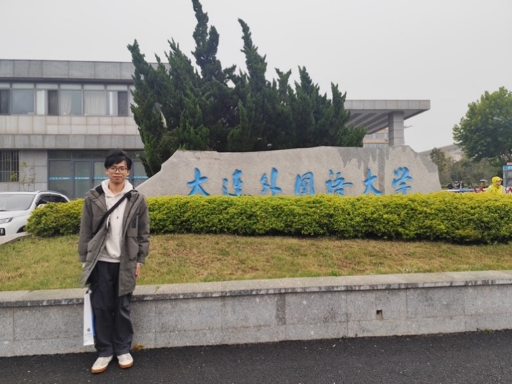 建筑旁的路上走的人AI 生成的内容可能不正确。