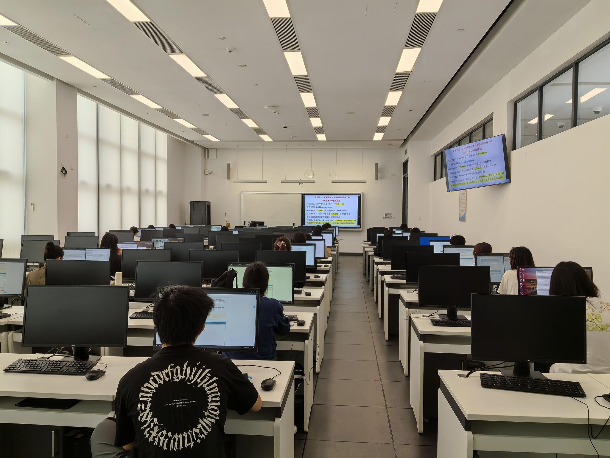 房间里的摆设布局中度可信度描述已自动生成