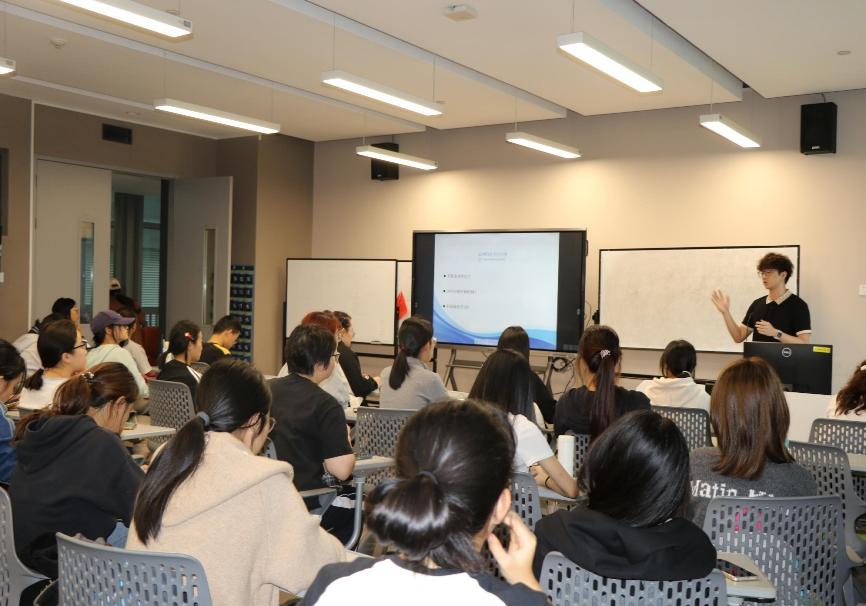 会议室里的人们AI 生成的内容可能不正确。