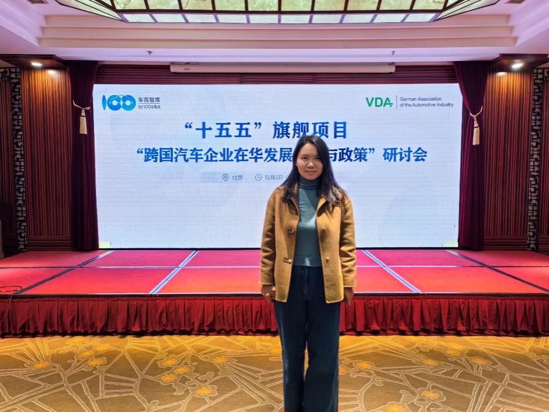 图片包含 站, 建筑, 前, 女人AI 生成的内容可能不正确。